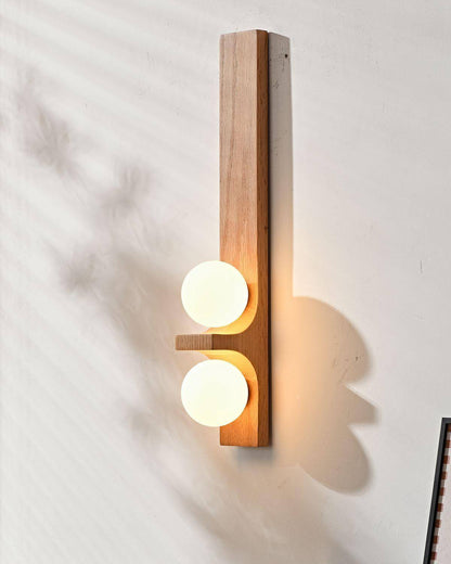 Lámpara de pared de madera con dos globos