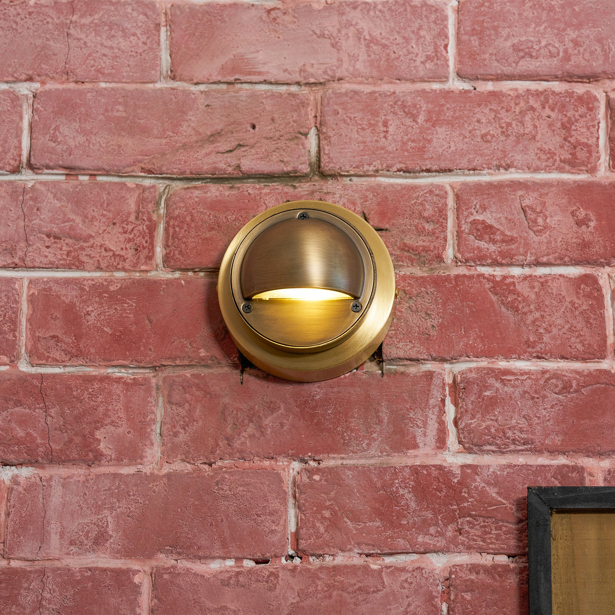 Aplique de pared compacto de latón