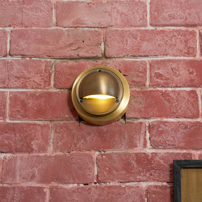 Aplique de pared compacto de latón