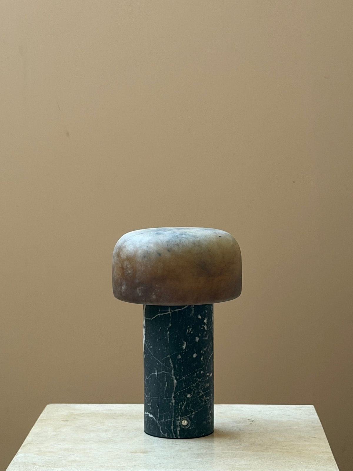 Lámpara de mesa wabi-sabi de travertino Brenvale