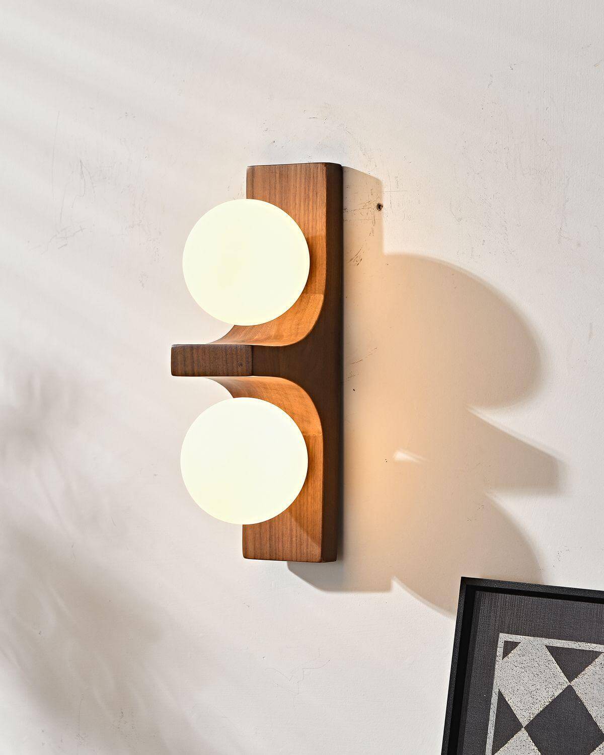 Lámpara de pared de madera con dos globos