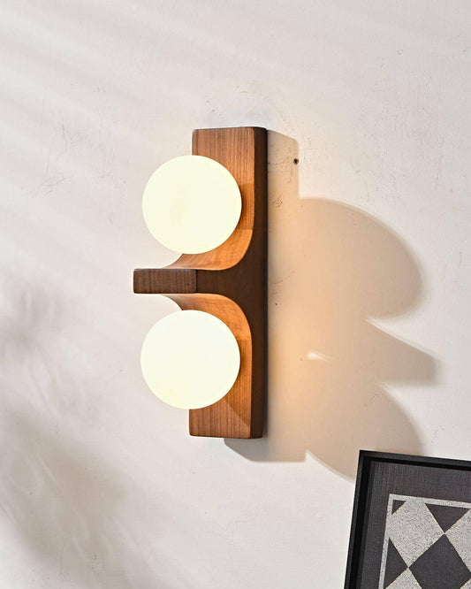 Lámpara de pared de madera con dos globos