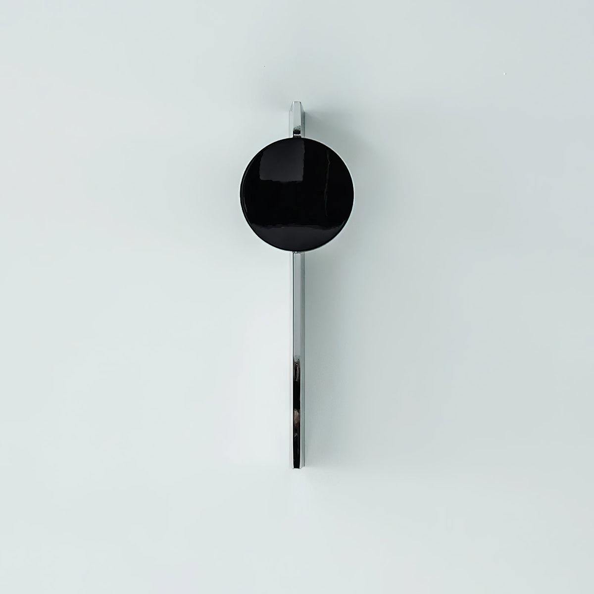 Lámpara de pared escultórica con disco espejado