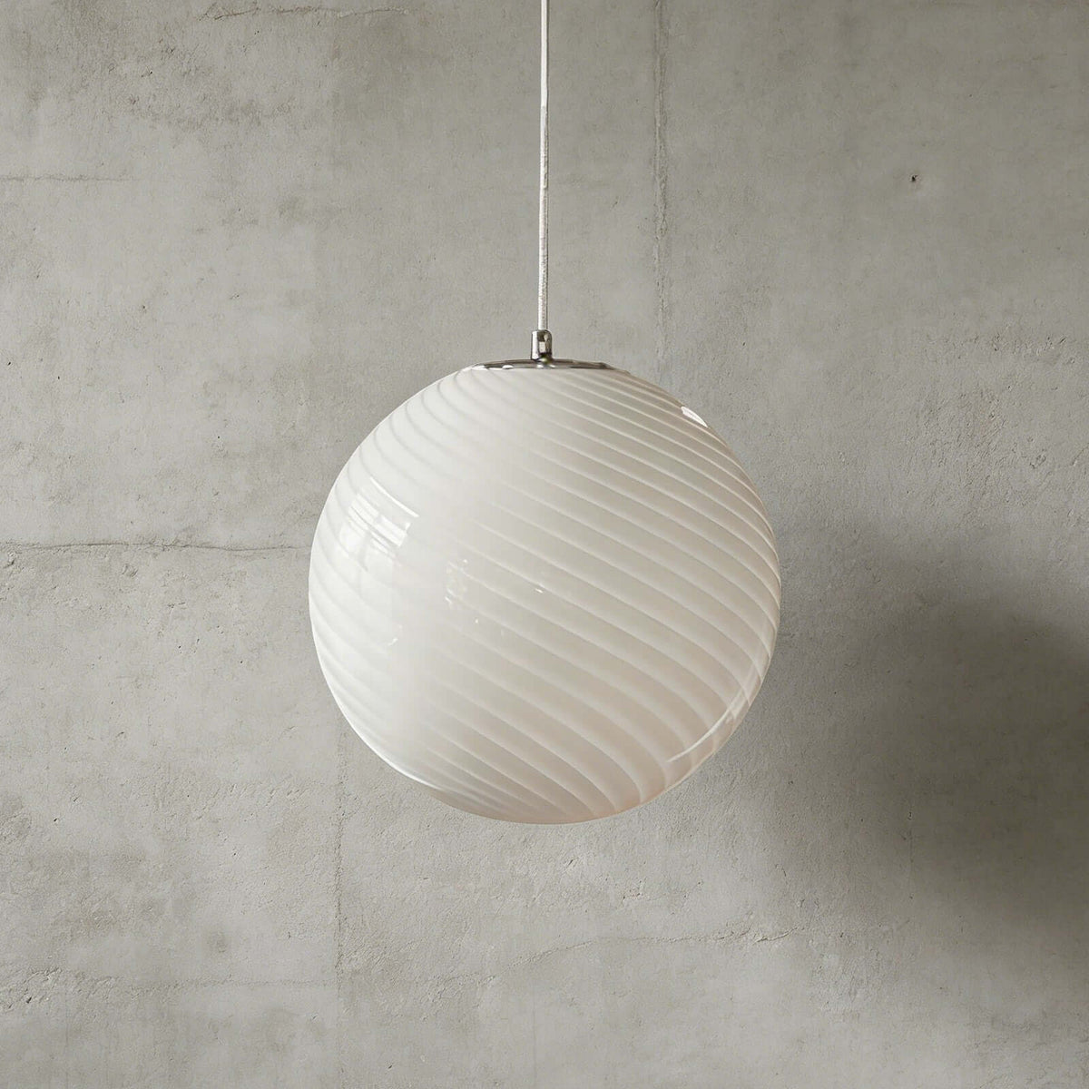 Lámpara colgante con esfera de vidrio en espiral