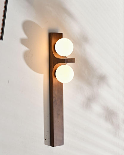 Lámpara de pared de madera con dos globos