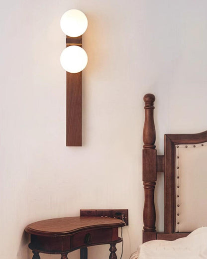 Lámpara de pared de madera con dos globos