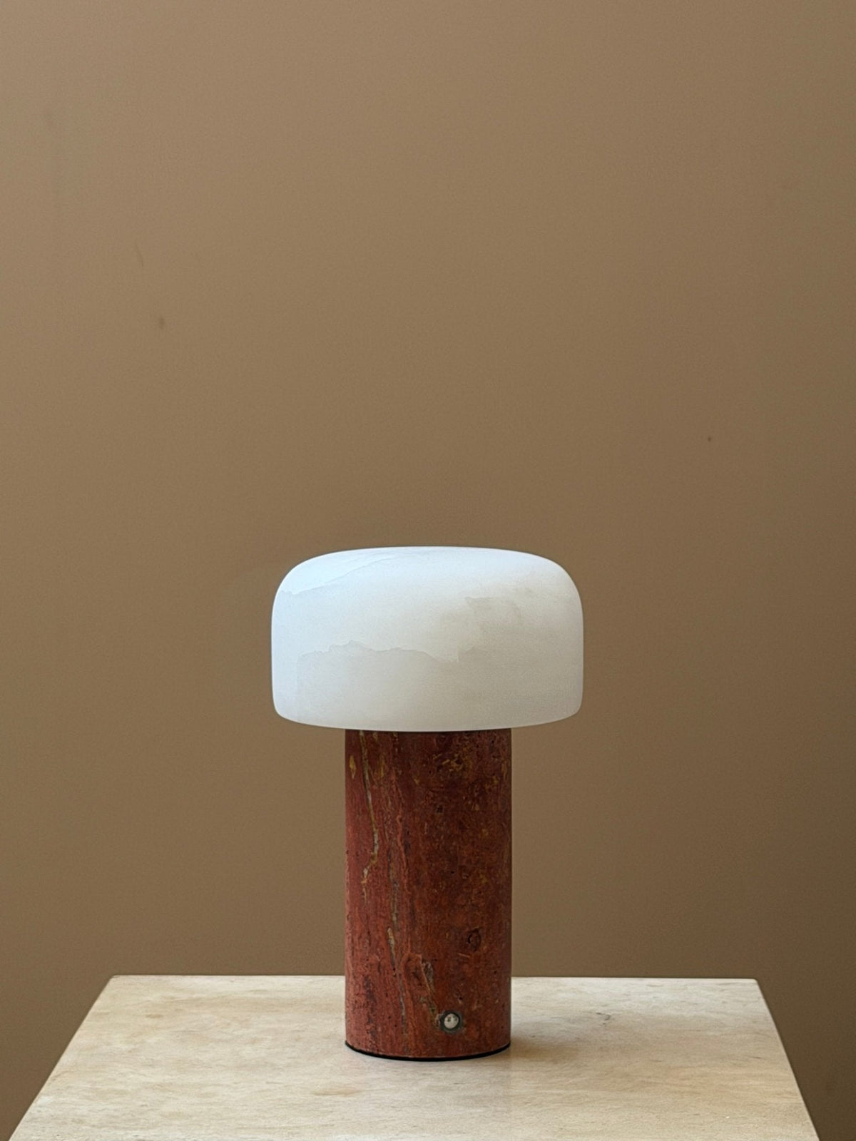 Lámpara de mesa wabi-sabi de travertino Brenvale