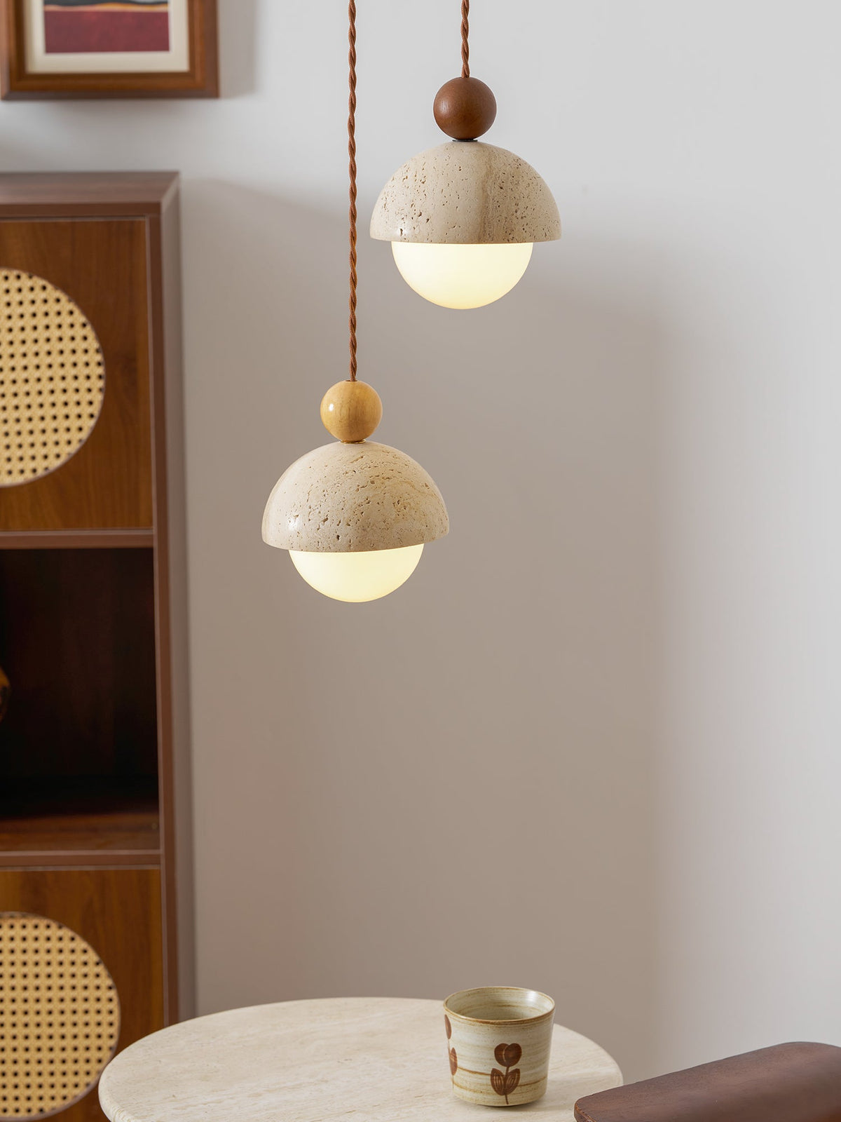 Lámpara colgante de madera con cúpula de travertino