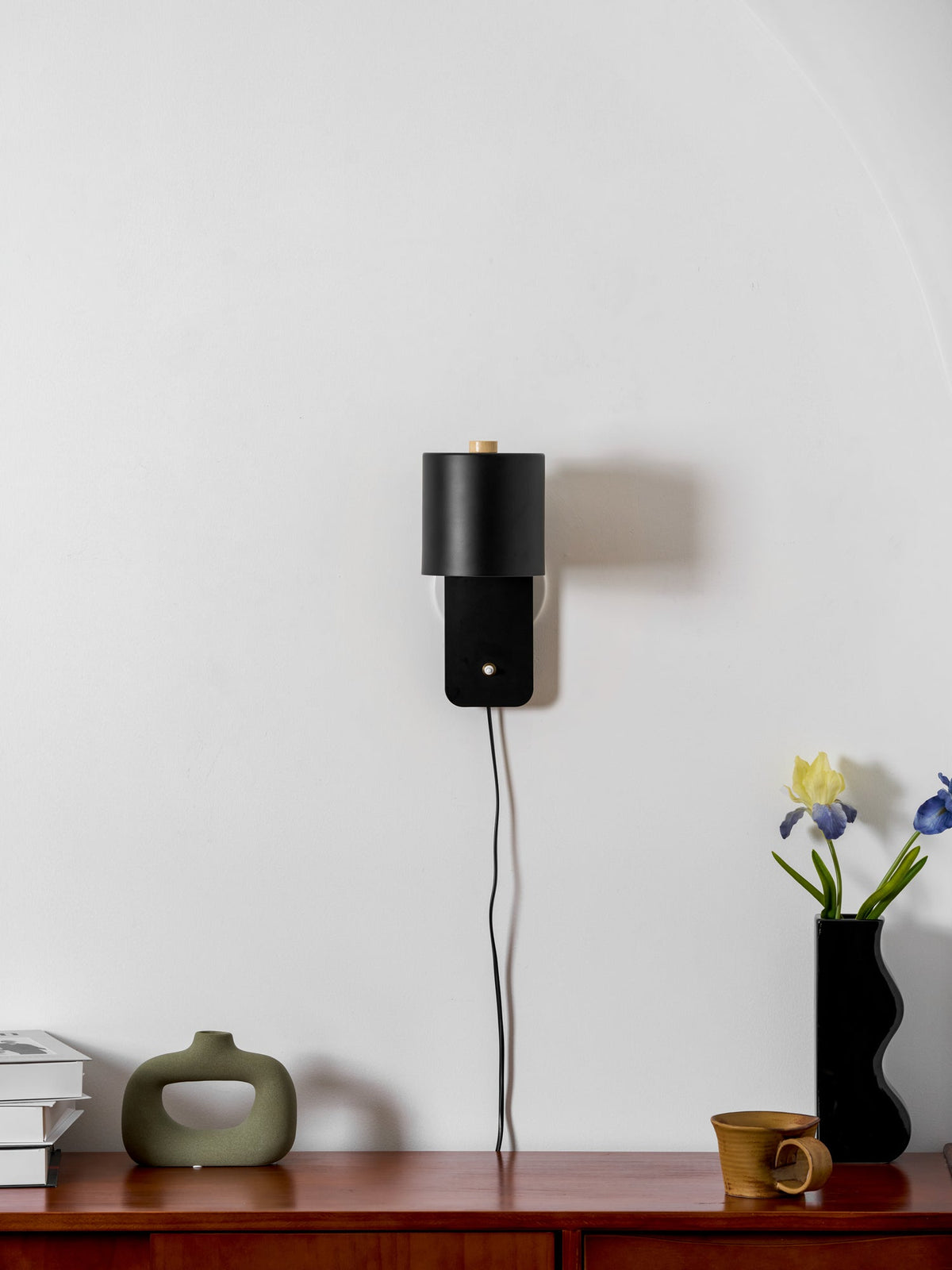 Aplique de pared cilíndrico giratorio con enchufe