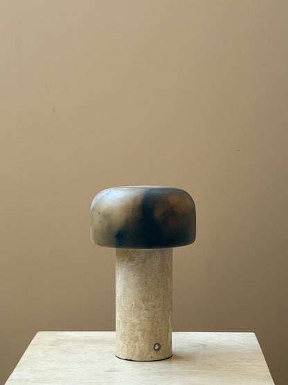Lámpara de mesa wabi-sabi de travertino Brenvale