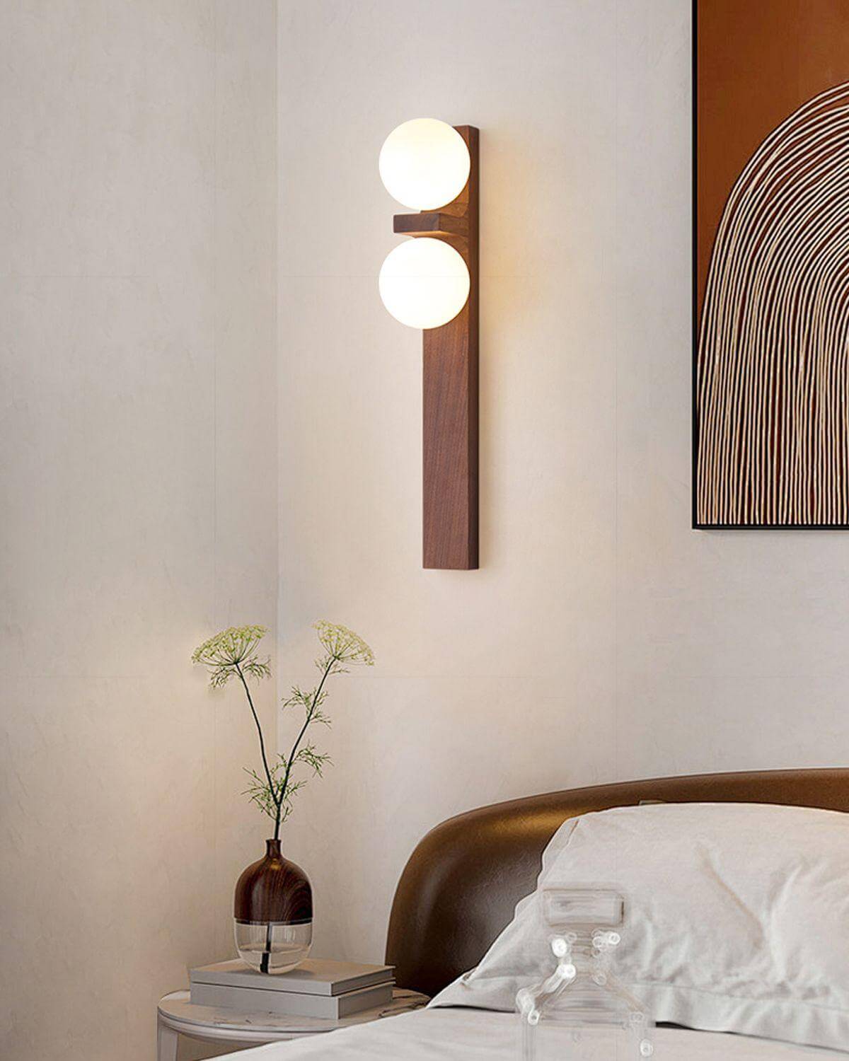 Lámpara de pared de madera con dos globos