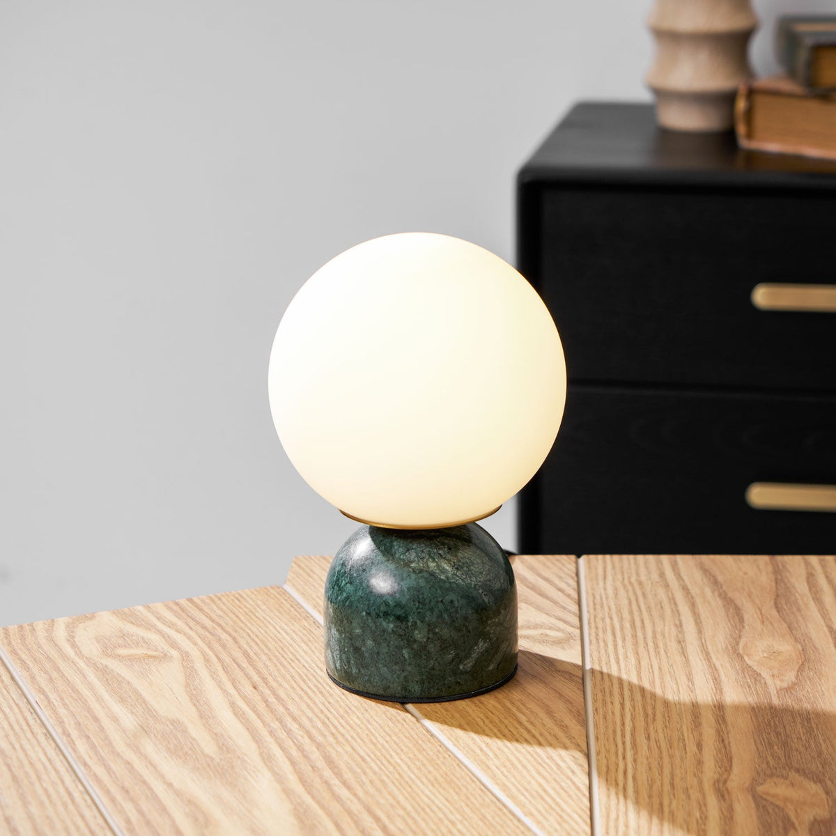 Lámpara de mesa minimalista de mármol Ulvane