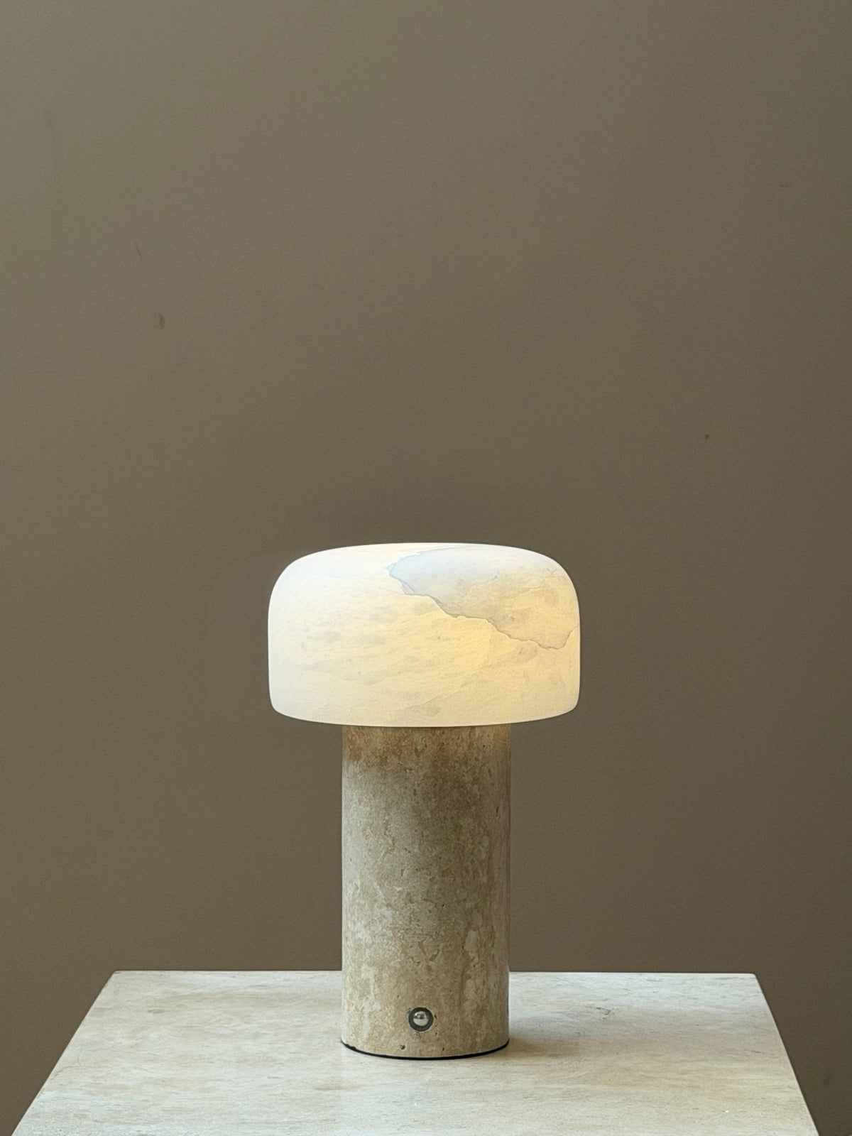 Lámpara de mesa wabi-sabi de travertino Brenvale
