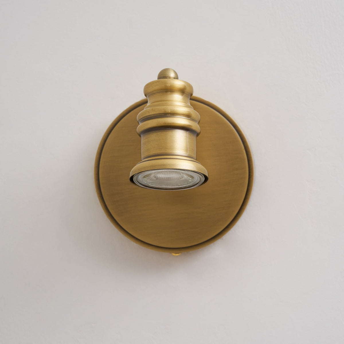 Lámpara de pared tipo foco lineal de latón