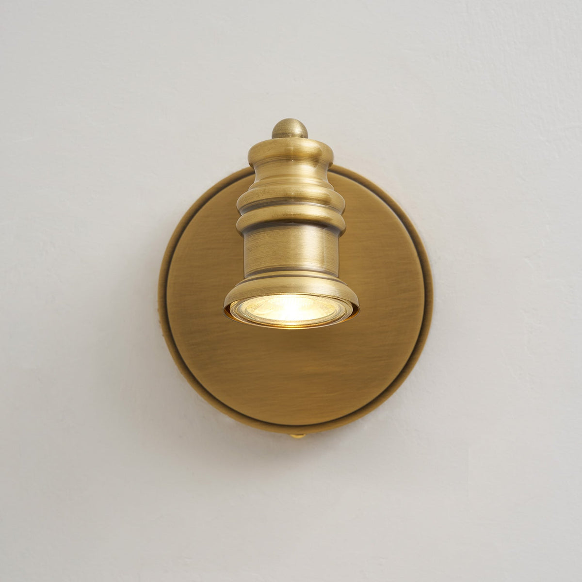 Lámpara de pared tipo foco lineal de latón
