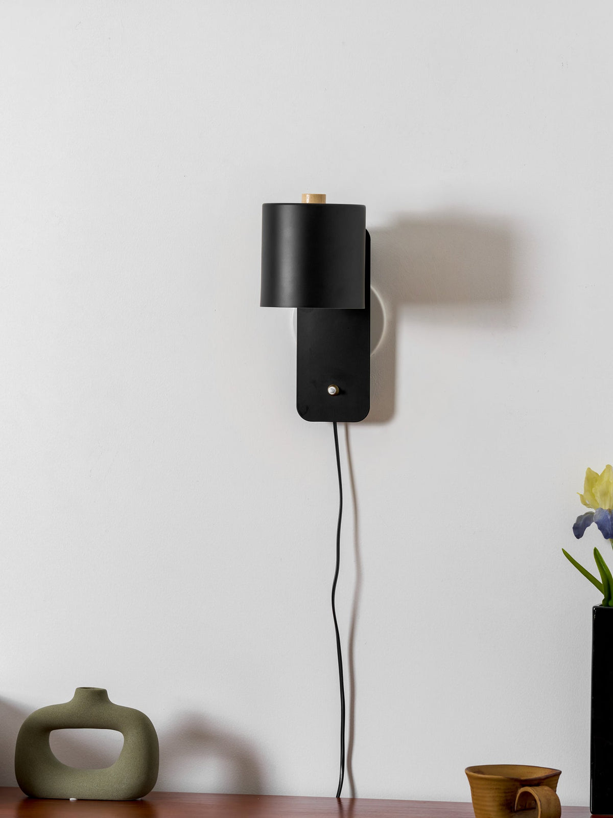 Aplique de pared cilíndrico giratorio con enchufe