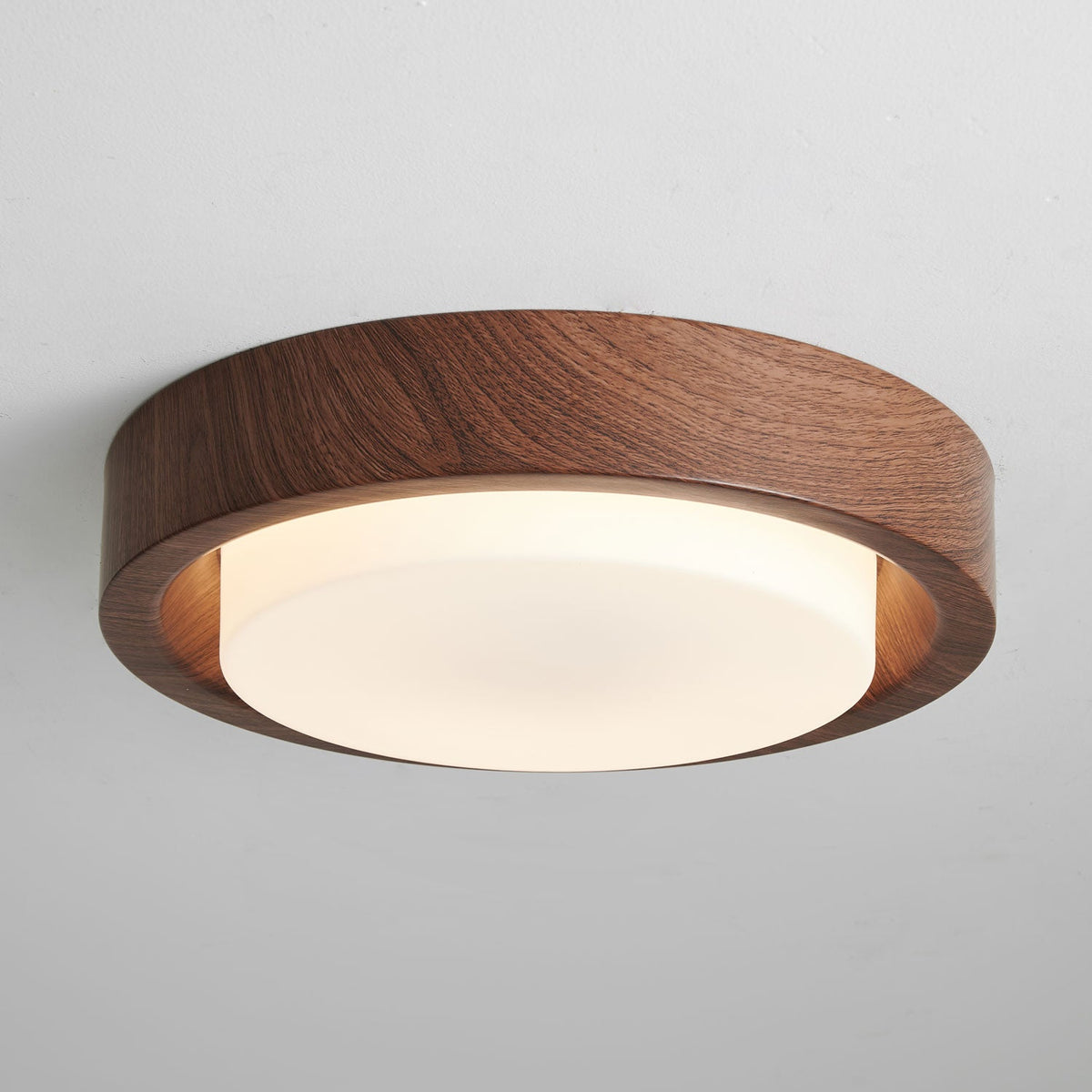 Lámpara de techo redonda de madera y vidrio