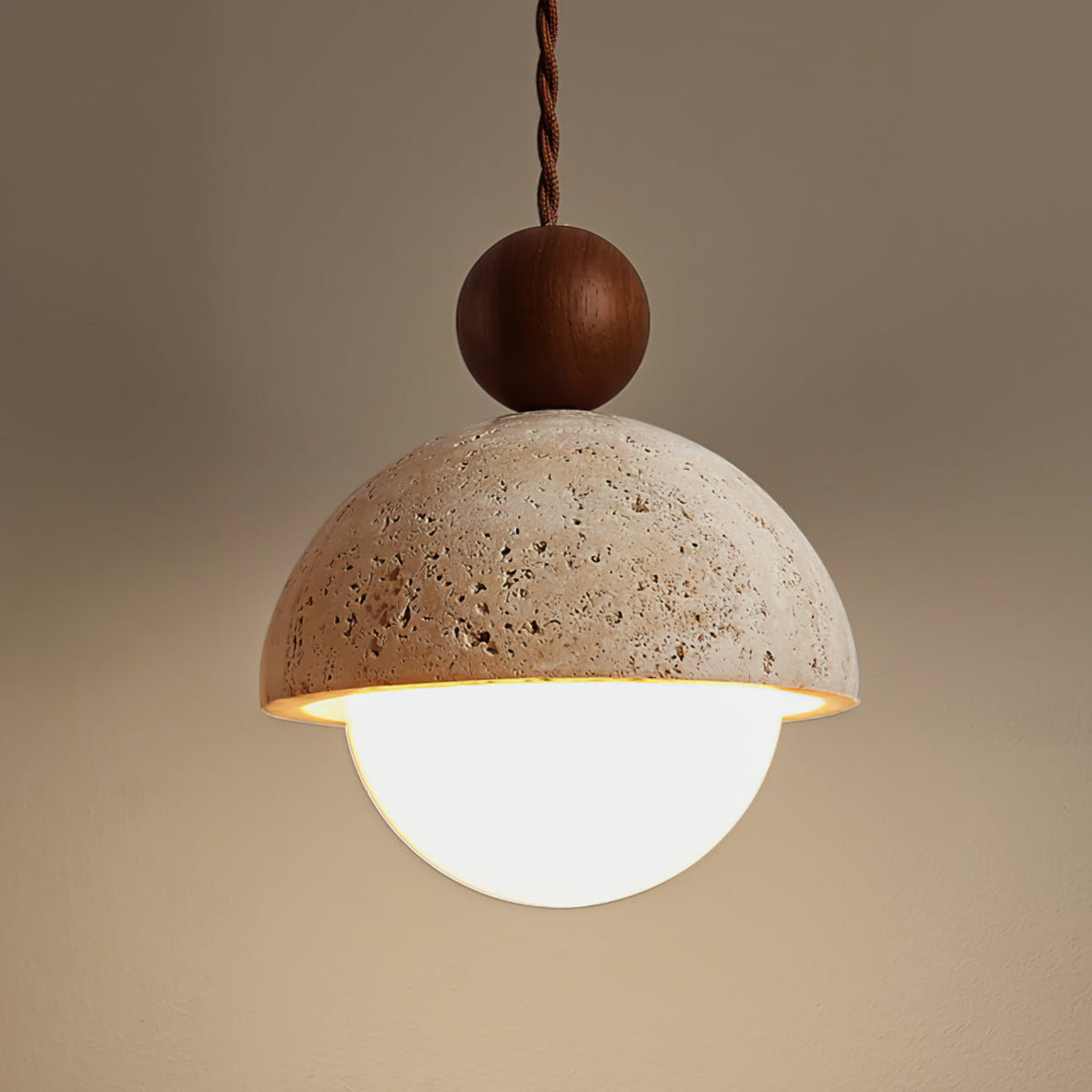 Lámpara colgante de madera con cúpula de travertino