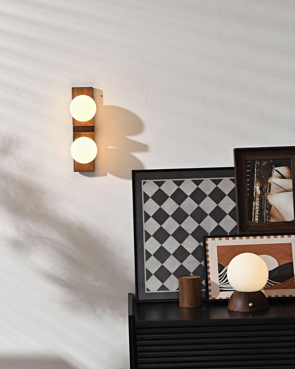 Lámpara de pared de madera con dos globos