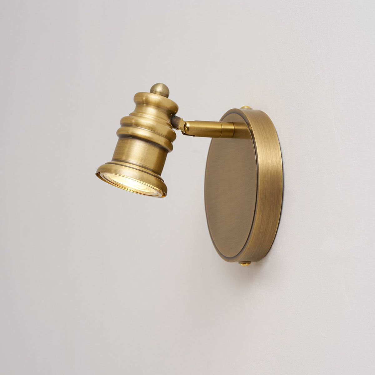 Lámpara de pared tipo foco lineal de latón
