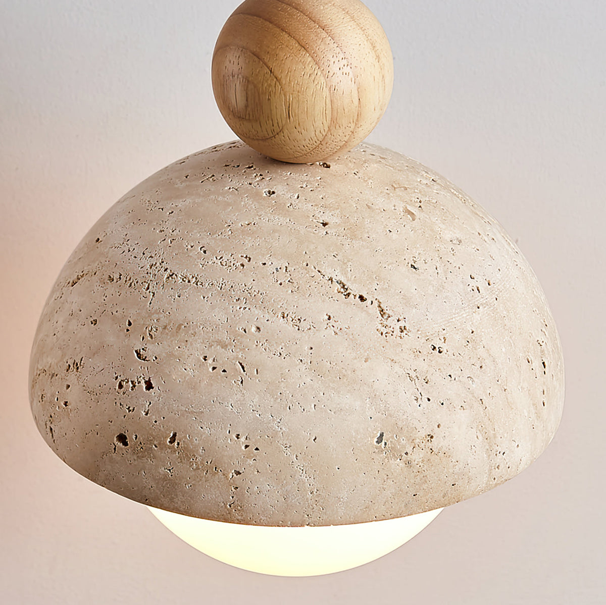 Lámpara colgante de madera con cúpula de travertino