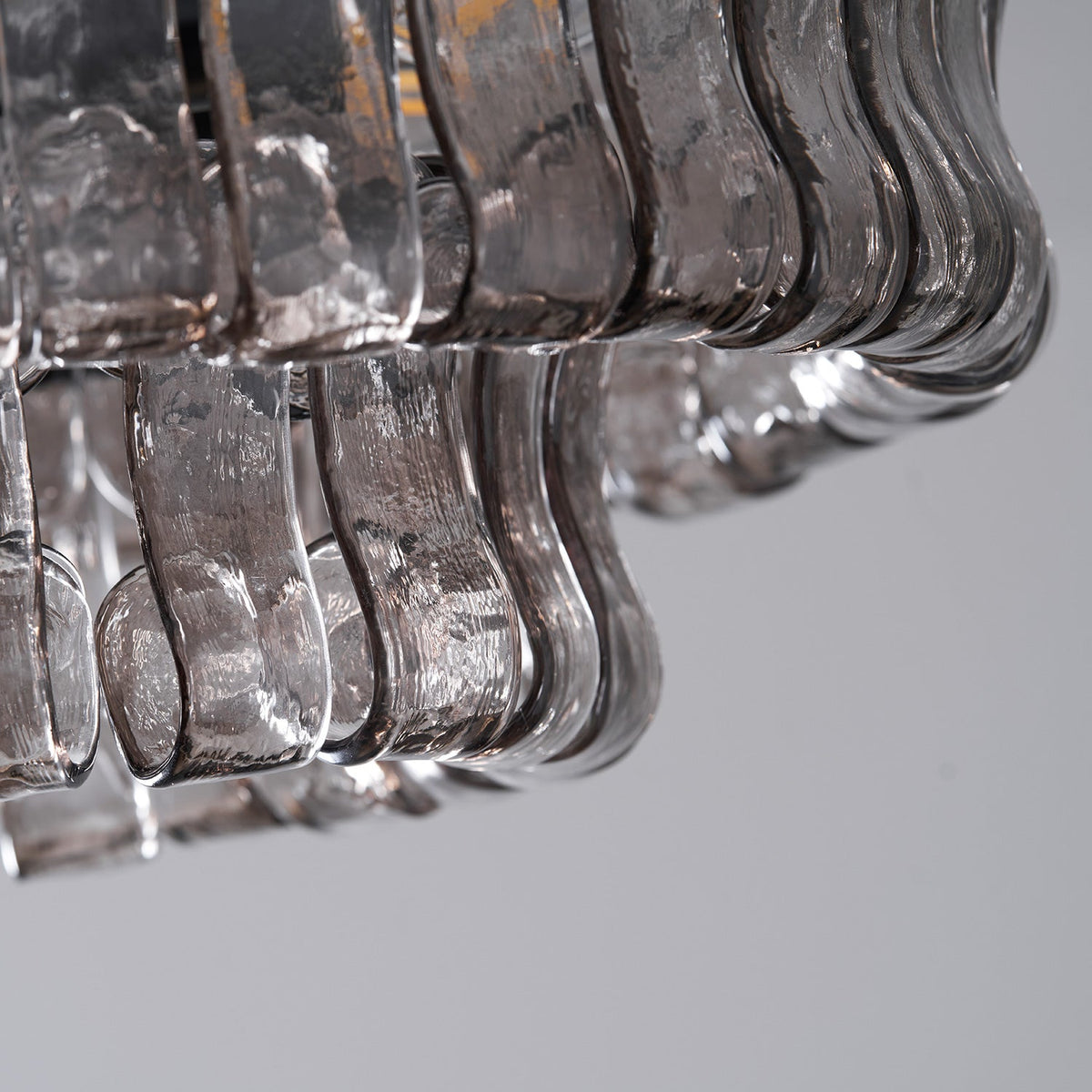 Lámpara de techo de vidrio con diseño escalonado inspirado en el hielo