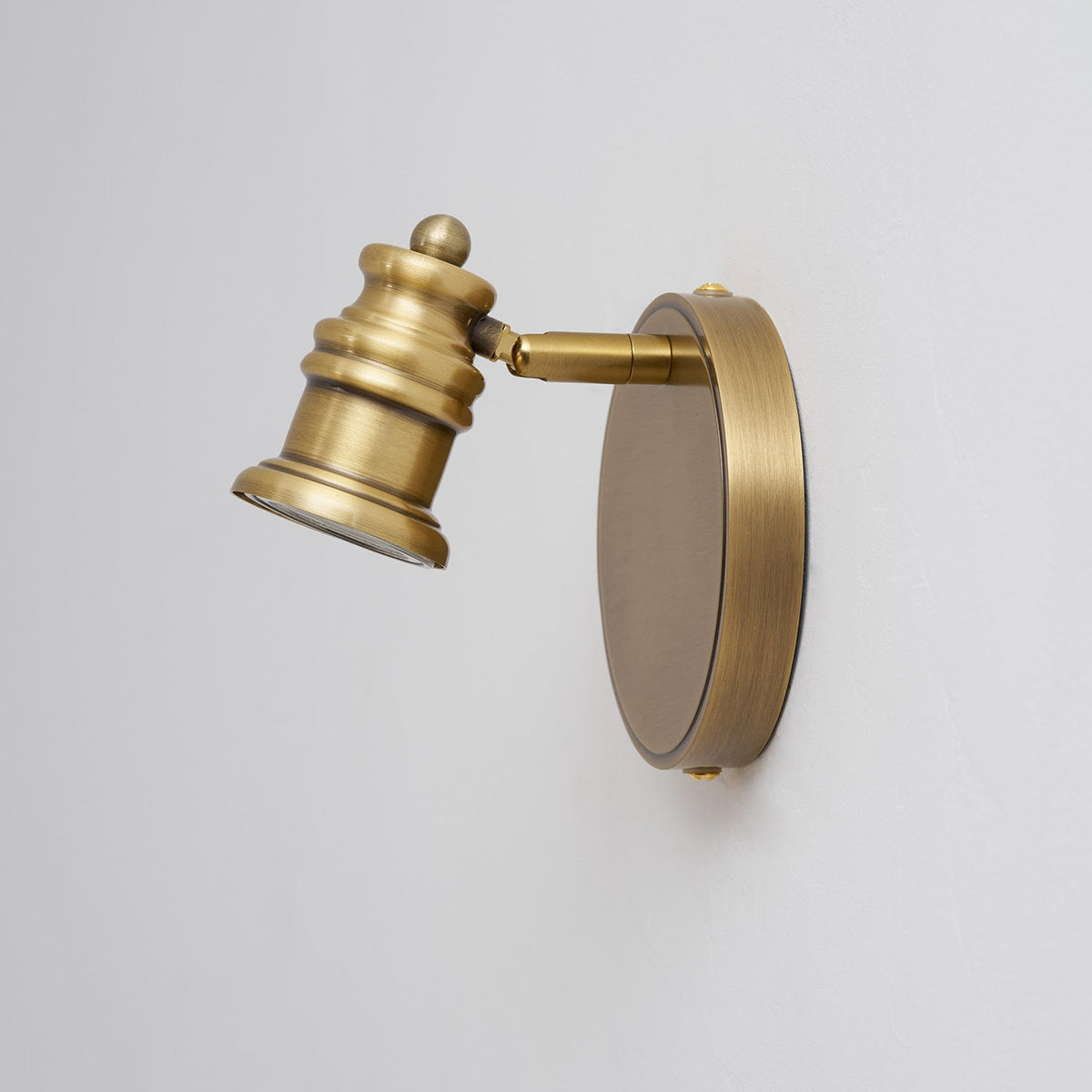 Lámpara de pared tipo foco lineal de latón