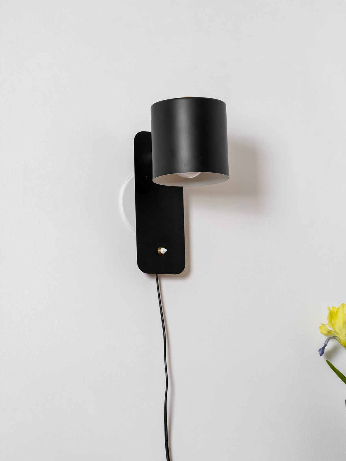 Aplique de pared cilíndrico giratorio con enchufe