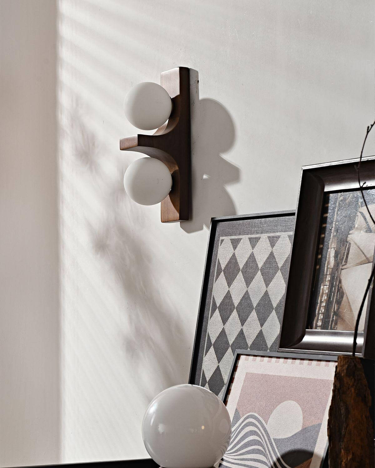 Lámpara de pared de madera con dos globos