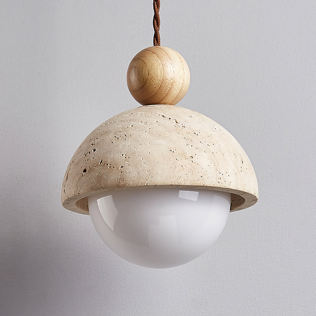 Lámpara colgante de madera con cúpula de travertino