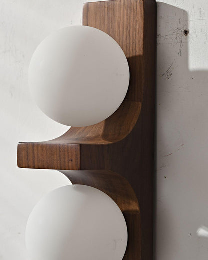Lámpara de pared de madera con dos globos