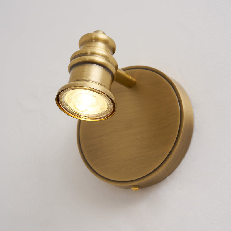 Lámpara de pared tipo foco lineal de latón