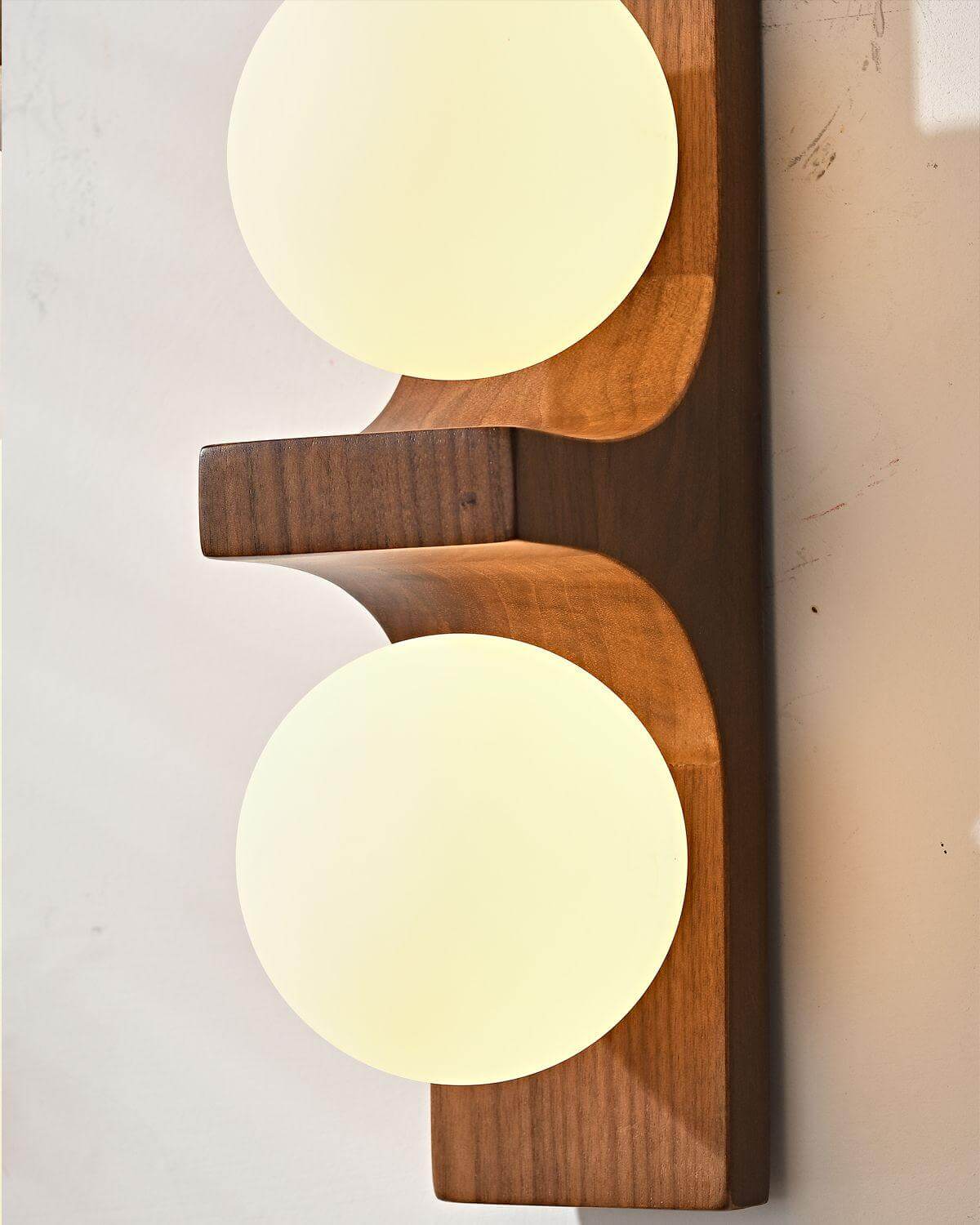 Lámpara de pared de madera con dos globos