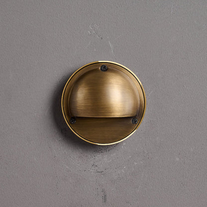 Aplique de pared compacto de latón