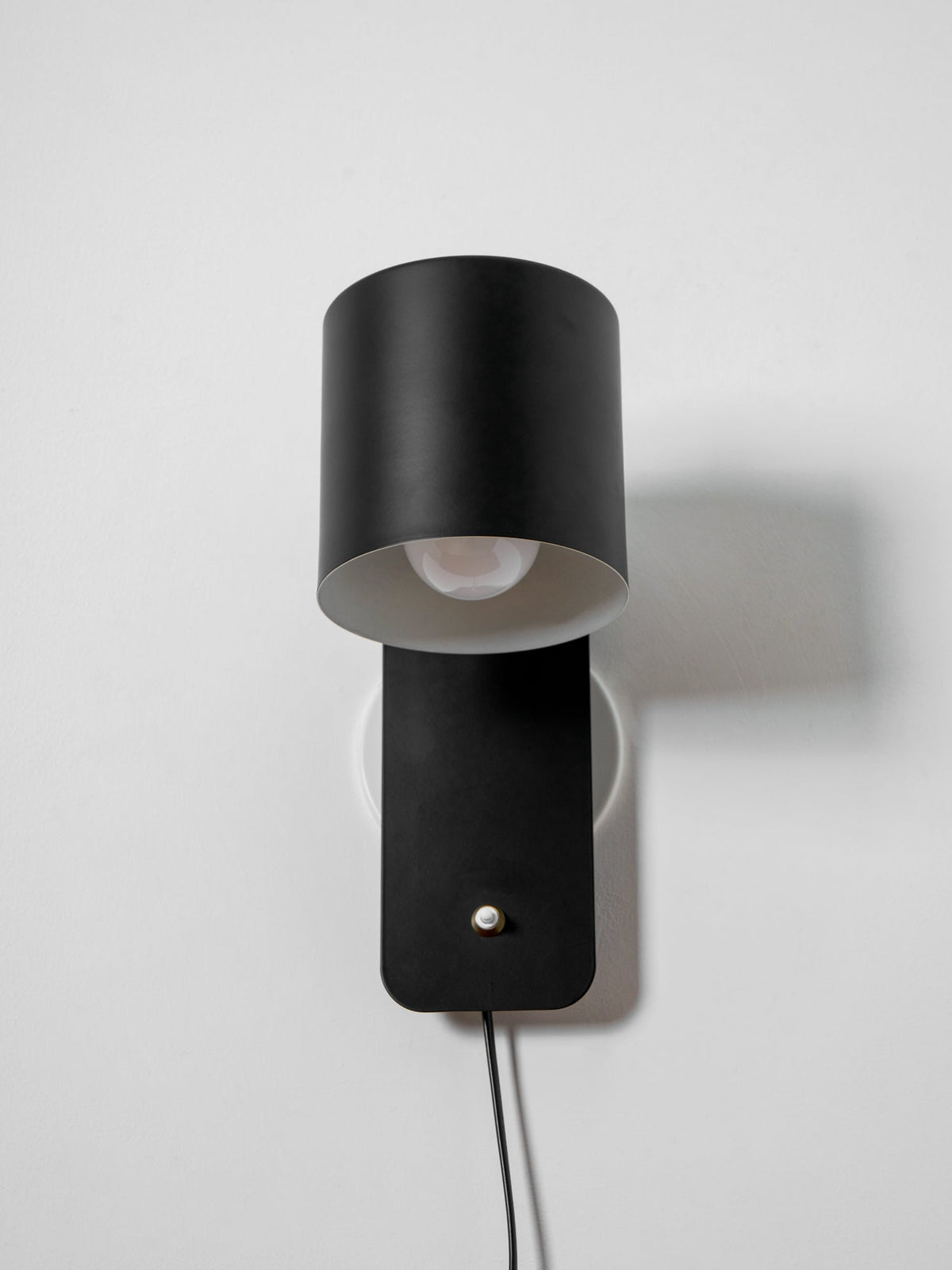 Aplique de pared cilíndrico giratorio con enchufe