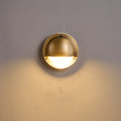 Aplique de pared compacto de latón