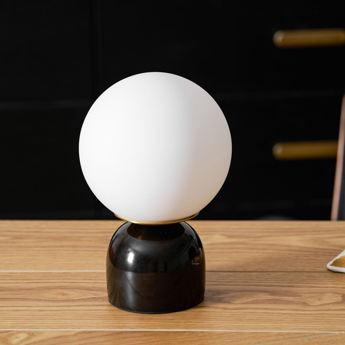Lámpara de mesa minimalista de mármol Ulvane