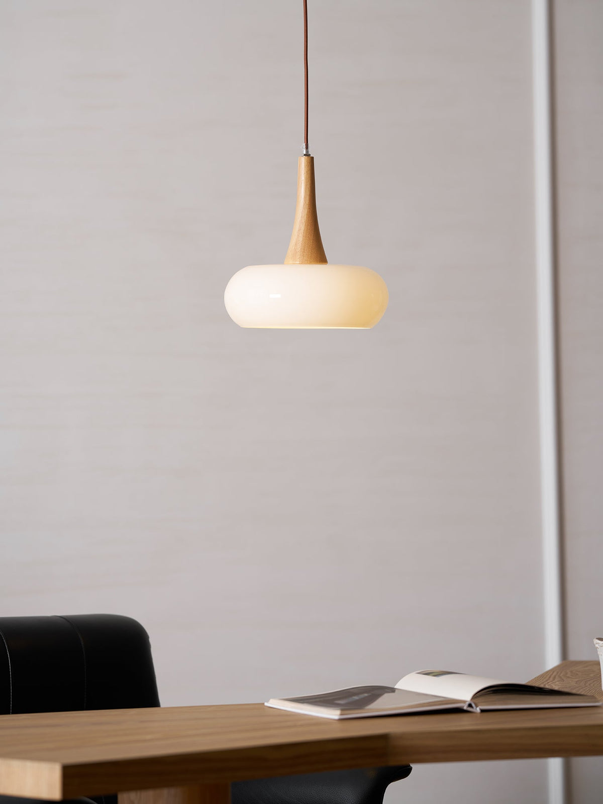 Lámpara colgante de vidrio, madera y guijarros