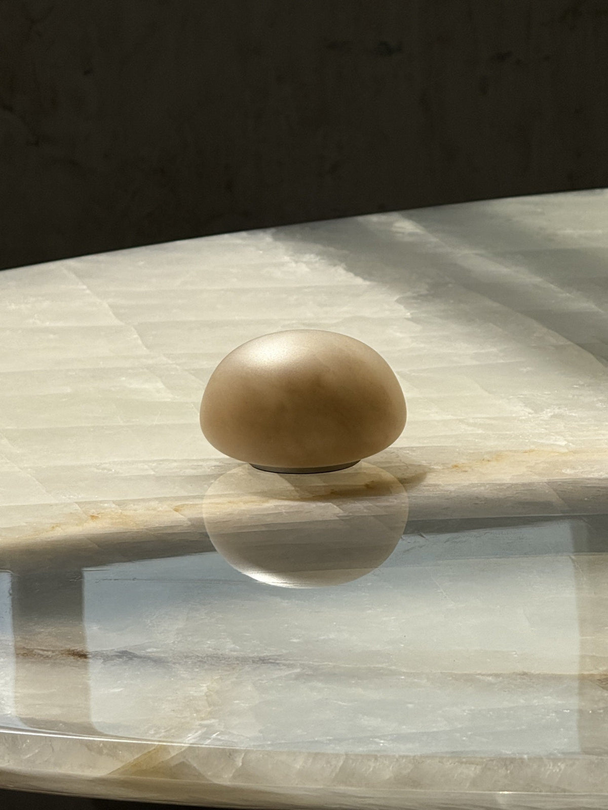 Lámpara de mesa minimalista de alabastro Alvane