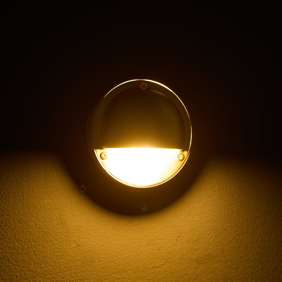 Aplique de pared compacto de latón