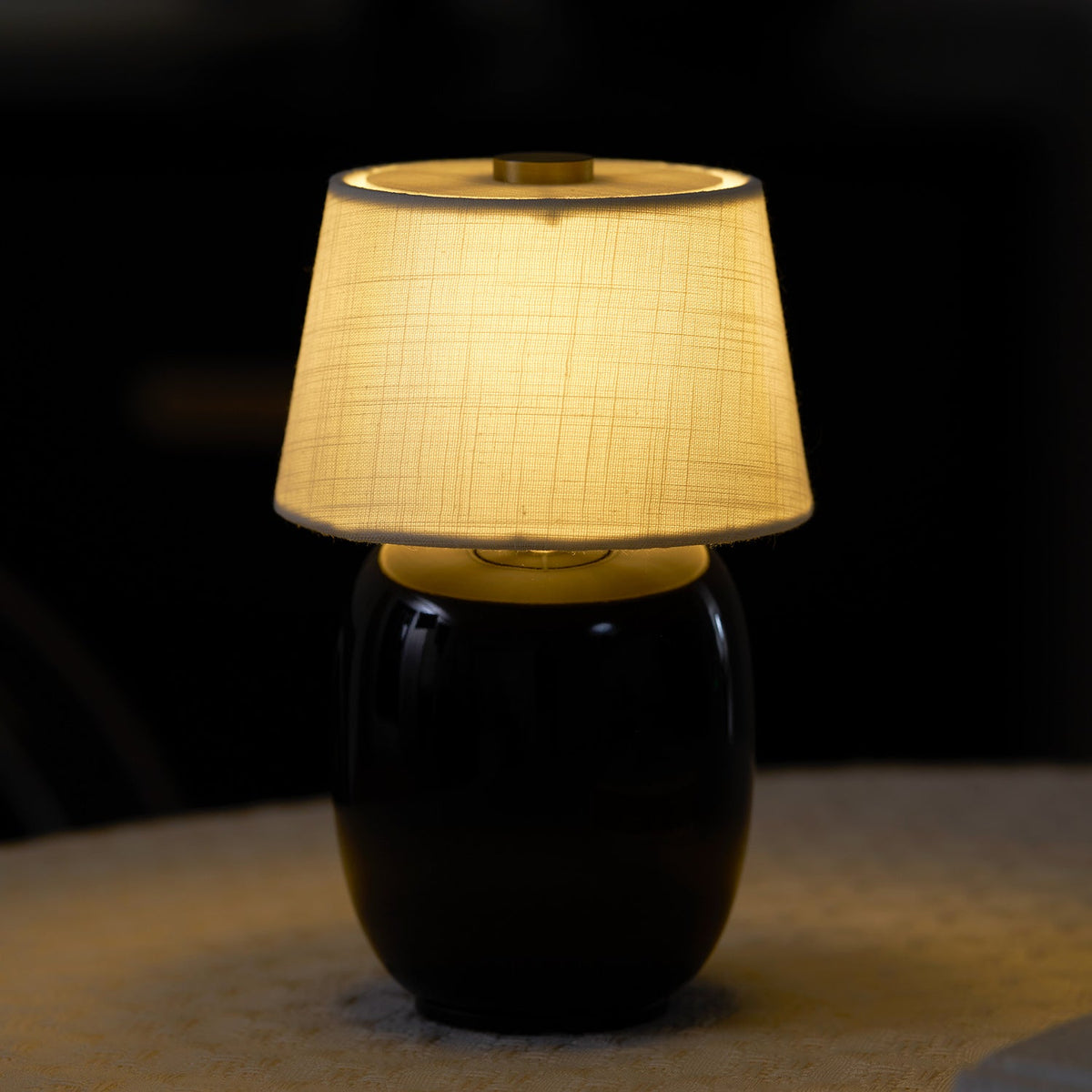 Lámpara de mesa escandinava de cerámica Halvorn