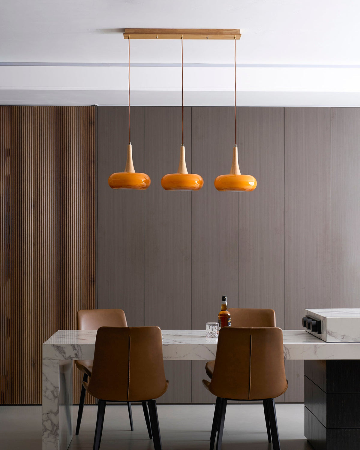 Lámpara colgante de vidrio, madera y guijarros