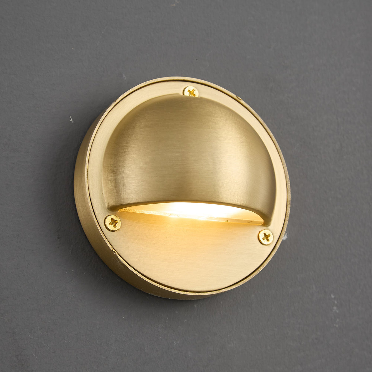 Aplique de pared compacto de latón