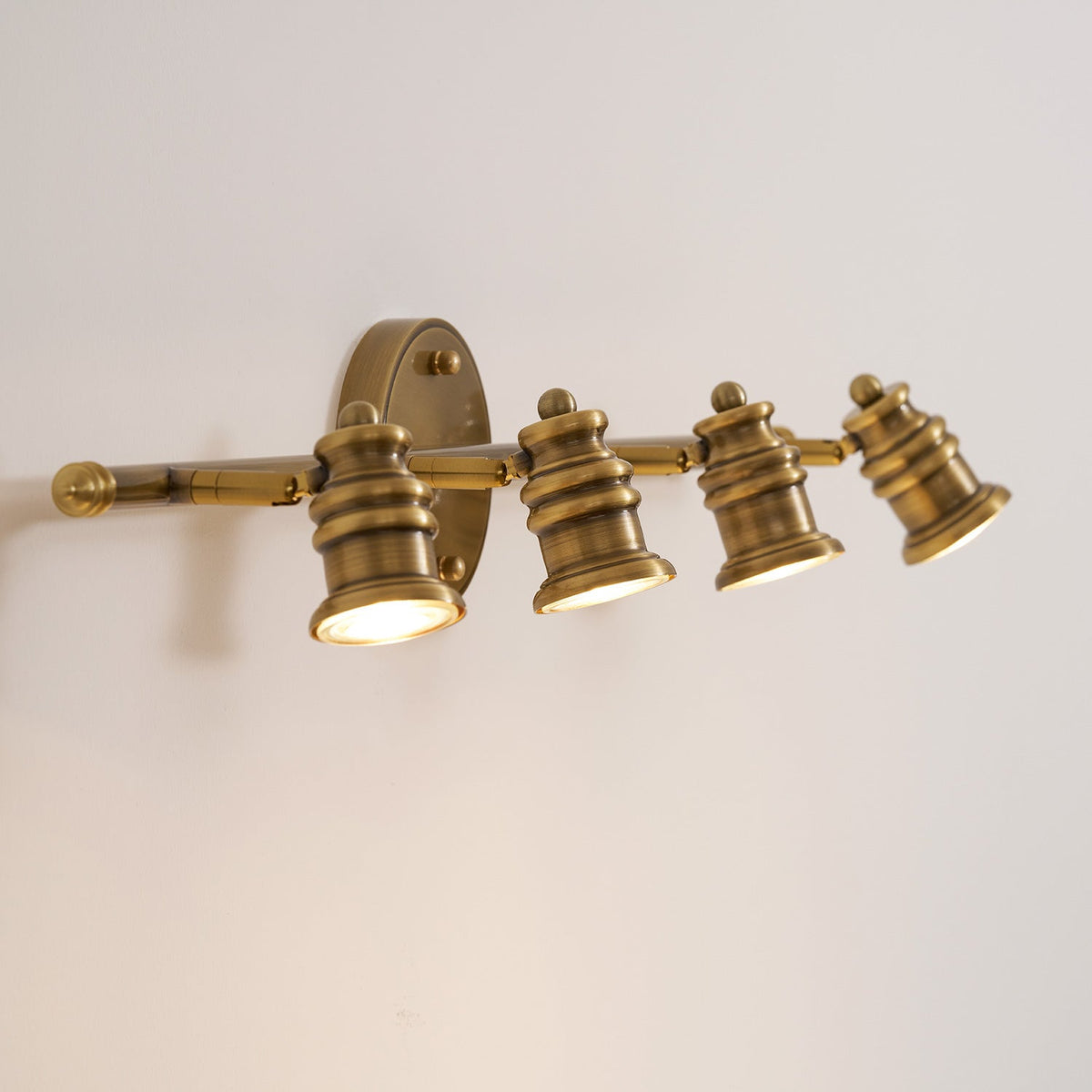 Lámpara de pared tipo foco lineal de latón