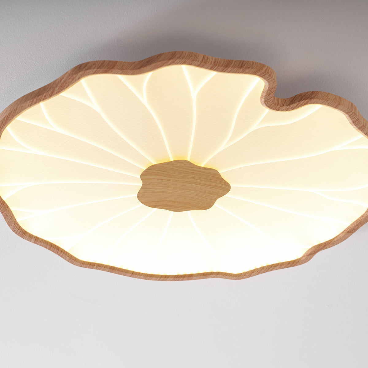 Lámpara de techo Waterlily con acabado de veta de madera