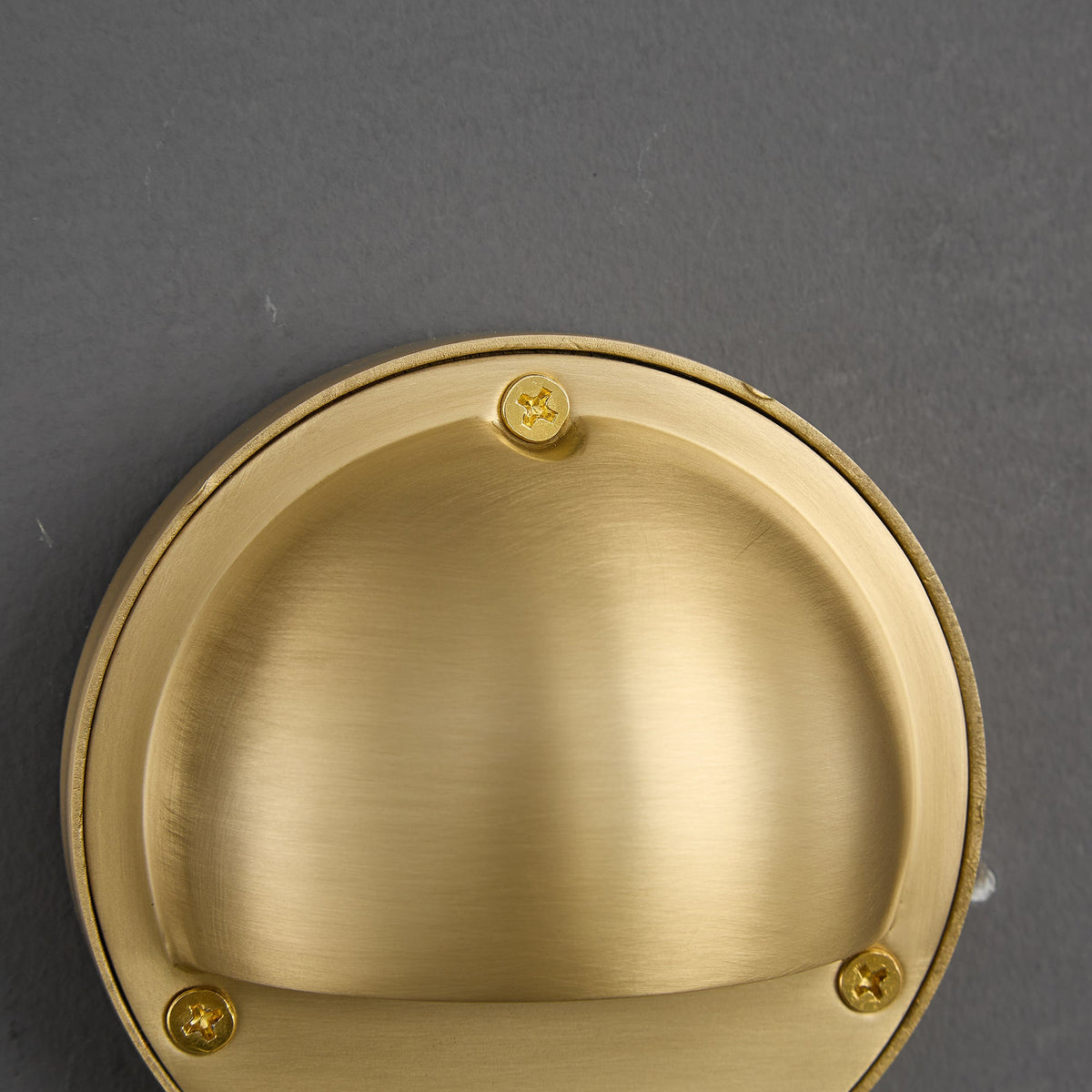 Aplique de pared compacto de latón