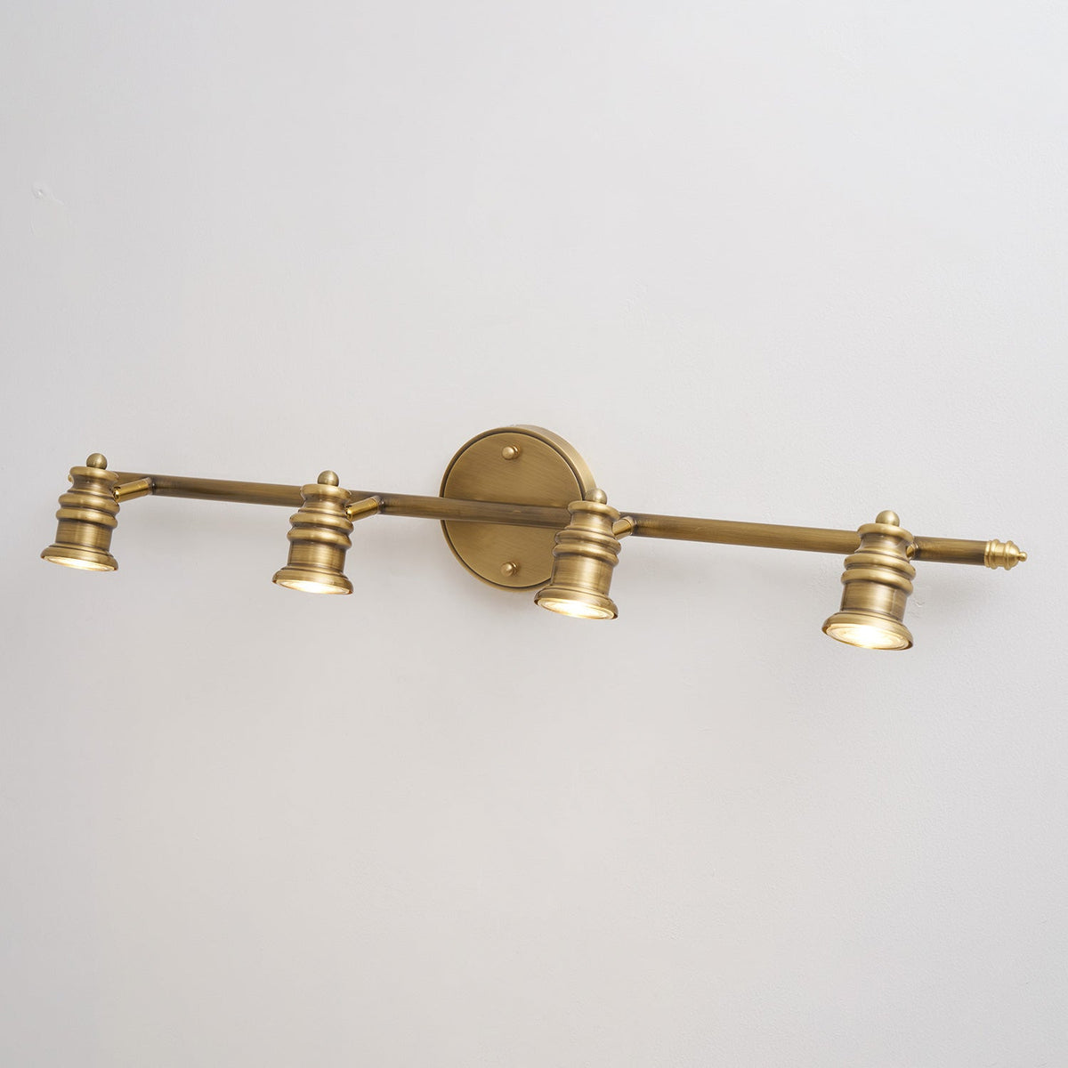 Lámpara de pared tipo foco lineal de latón
