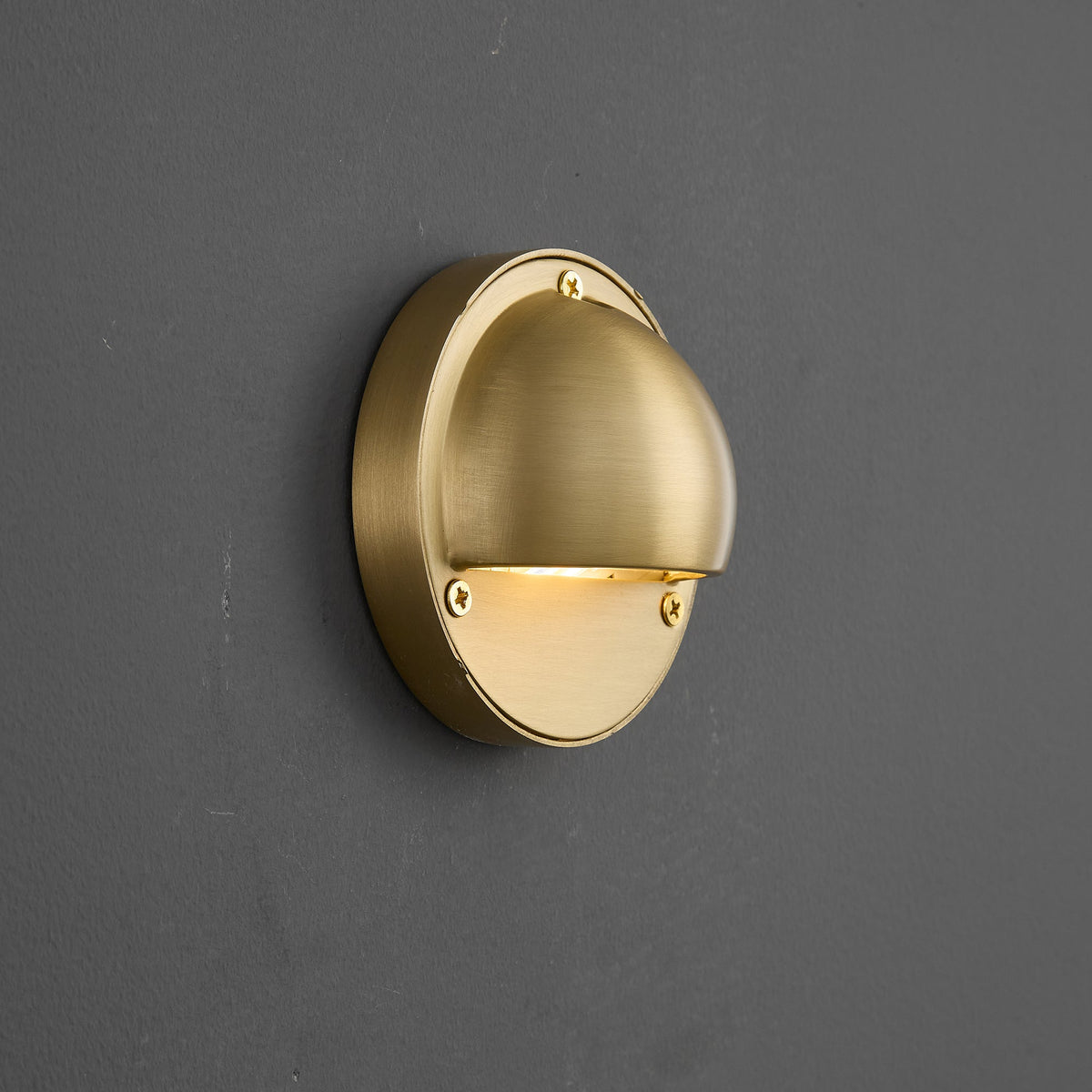 Aplique de pared compacto de latón