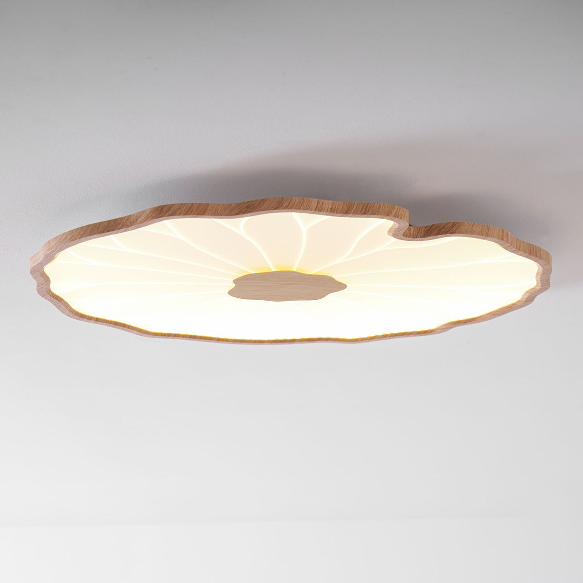 Lámpara de techo Waterlily con acabado de veta de madera