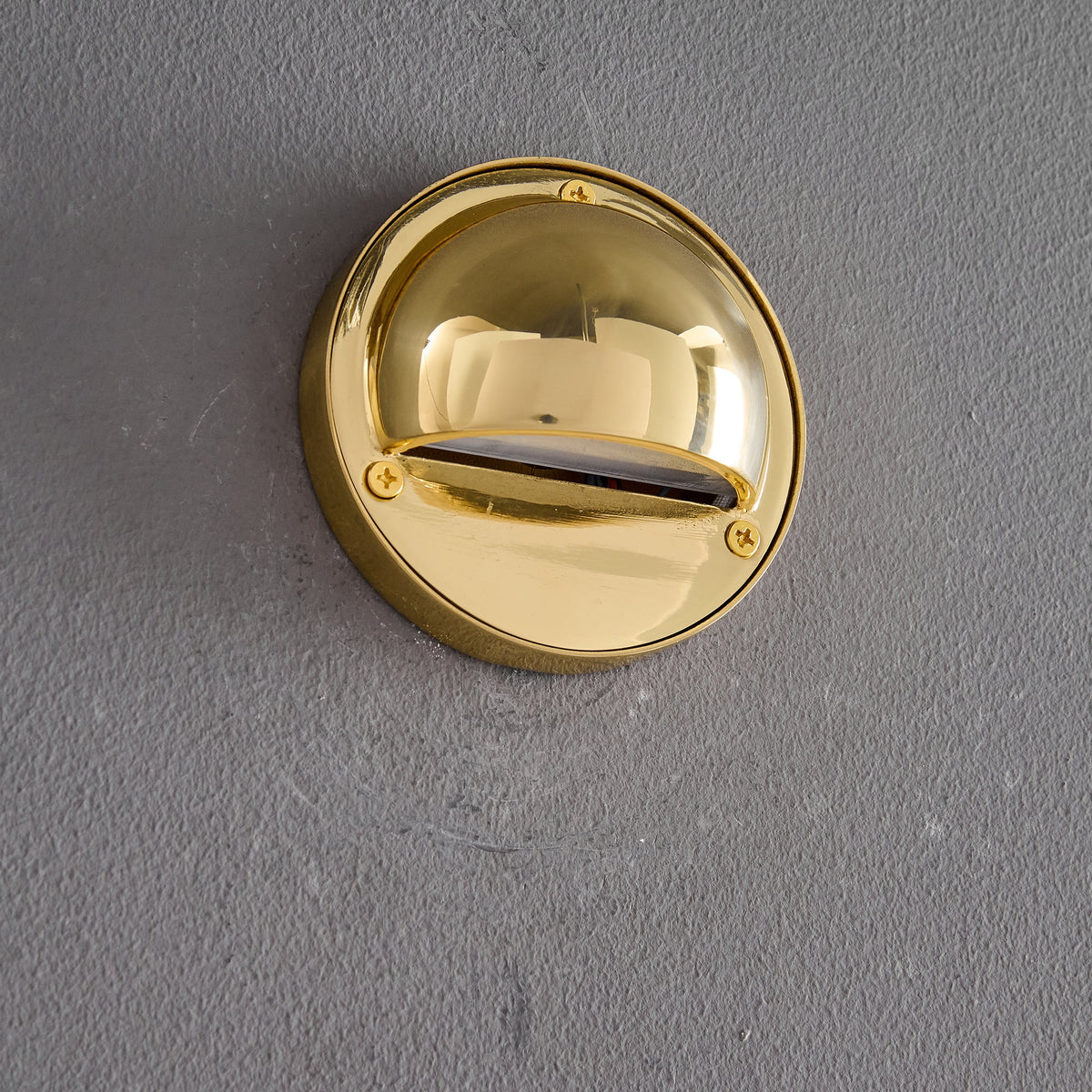 Aplique de pared compacto de latón